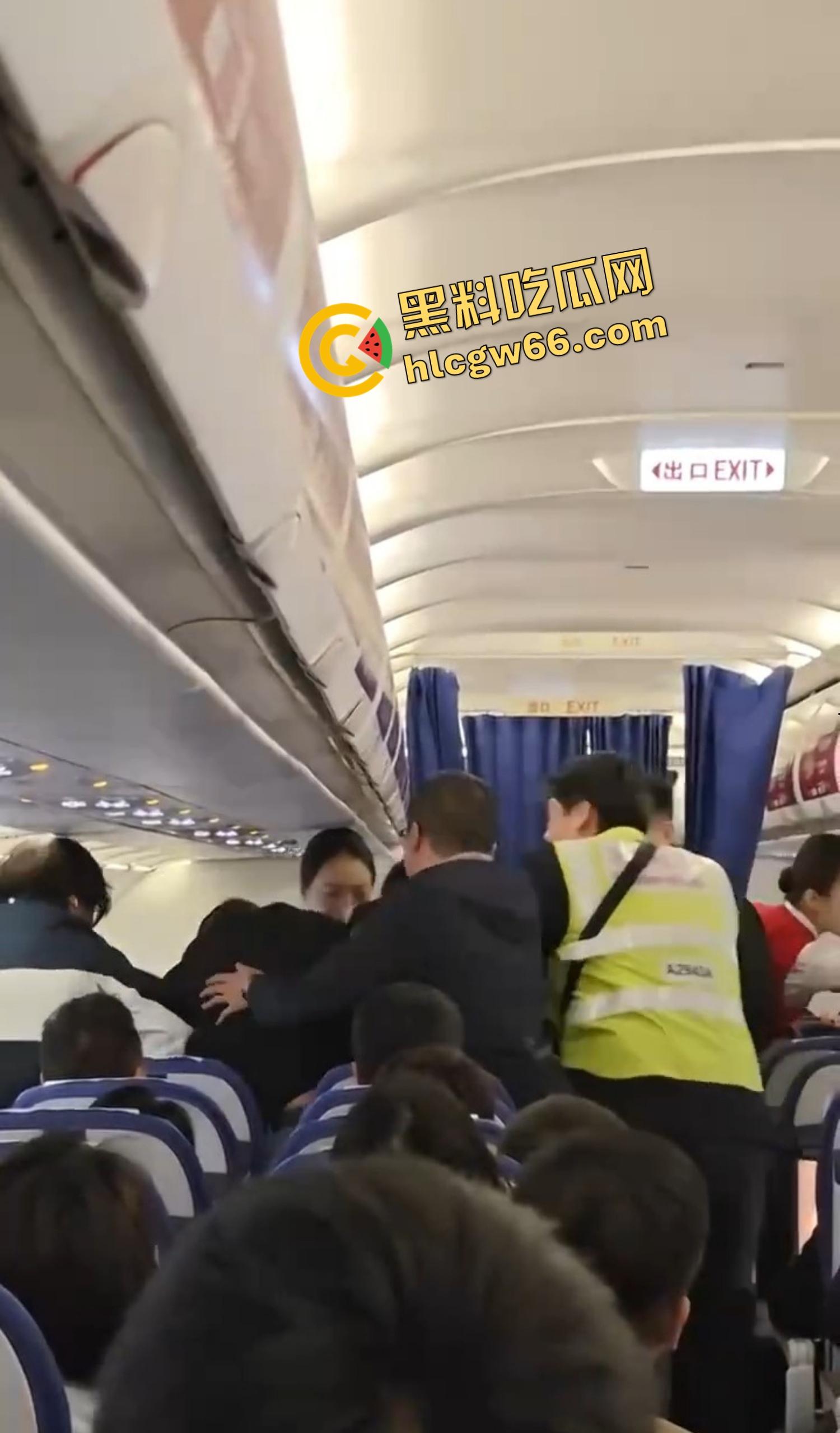 深圳航空变空中肉搏战，两女乘客因太臭香水熏人互殴，连空姐都遭殃被咬出血，航班延误两小时只因一场鼻子矛盾！  第8张