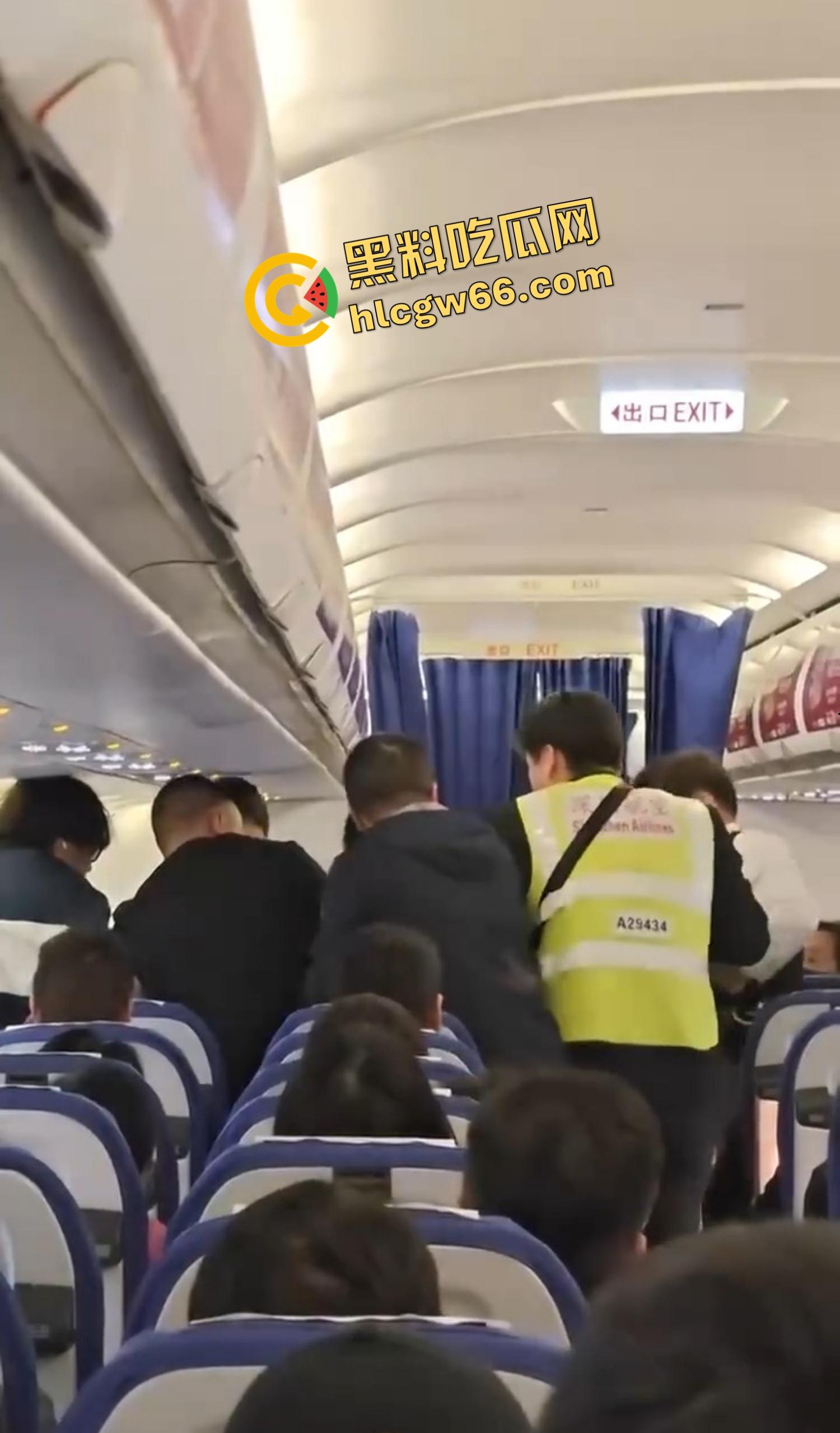 深圳航空变空中肉搏战，两女乘客因太臭香水熏人互殴，连空姐都遭殃被咬出血，航班延误两小时只因一场鼻子矛盾！  第9张