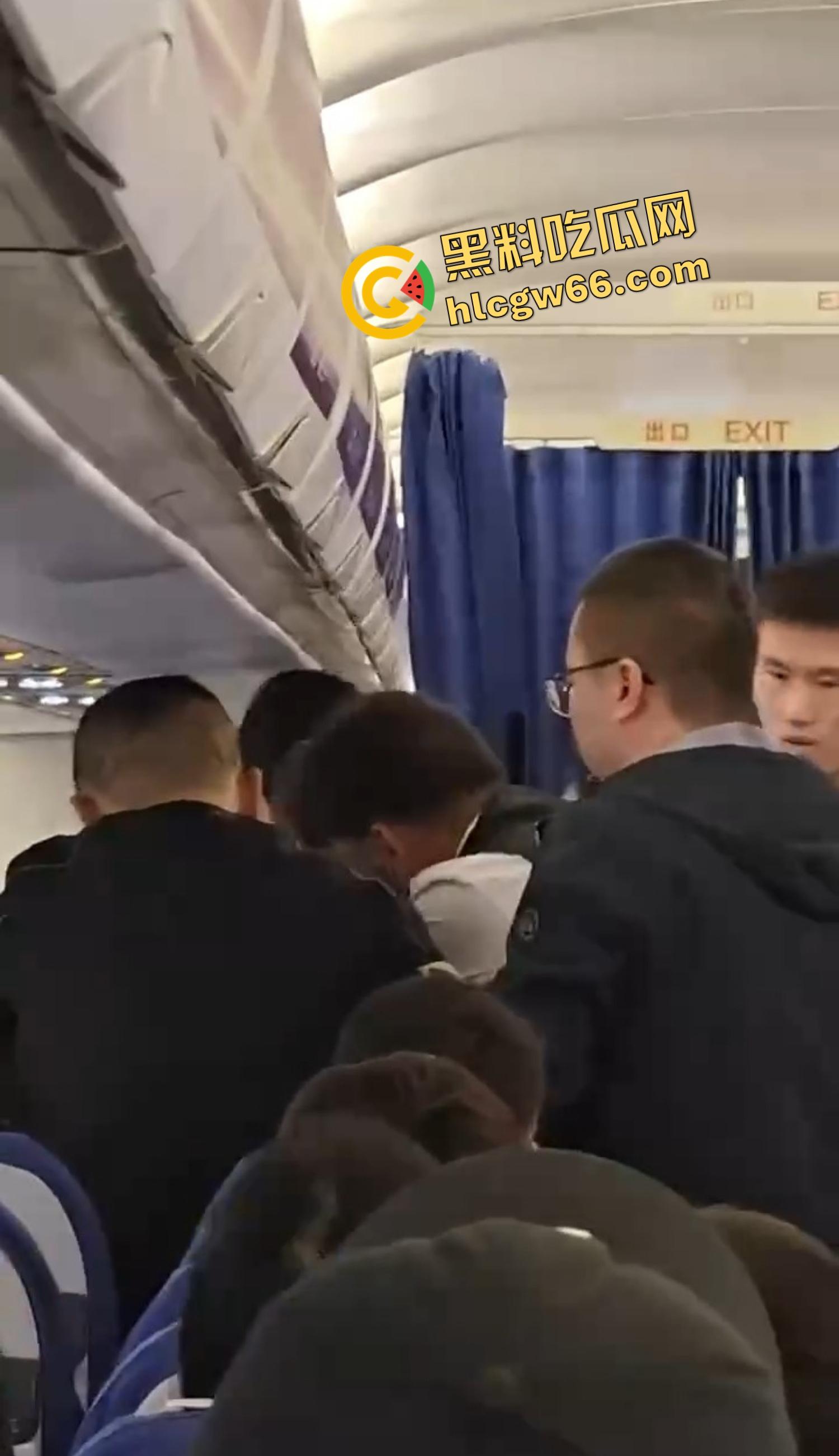 深圳航空变空中肉搏战，两女乘客因太臭香水熏人互殴，连空姐都遭殃被咬出血，航班延误两小时只因一场鼻子矛盾！  第11张