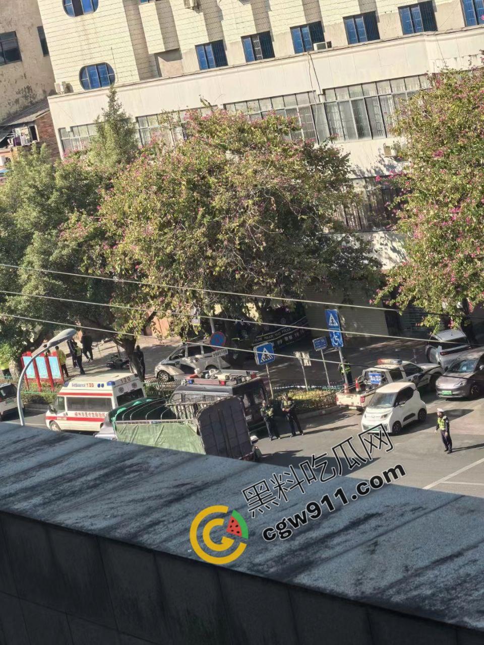 广西柳州街头疯狂砍人事件！男子疯狂持刀追砍，残暴削掉头皮，引爆全城惊恐！  第1张