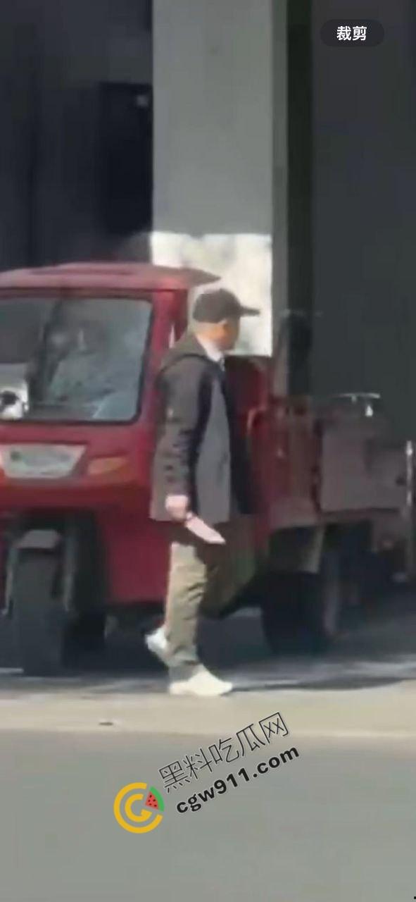 广西柳州街头疯狂砍人事件！男子疯狂持刀追砍，残暴削掉头皮，引爆全城惊恐！  第2张