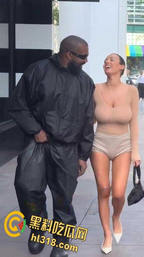 侃爷洛杉矶带老婆比安卡Bianca Censori逛街，透视装露极品豪乳，曼妙身姿白嫩巨乳清晰可见！！  第3张