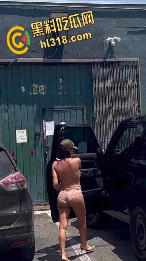 侃爷洛杉矶带老婆比安卡Bianca Censori逛街，透视装露极品豪乳，曼妙身姿白嫩巨乳清晰可见！！  第7张