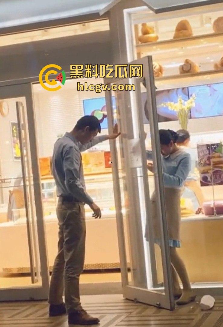 空姐都没这骚！好利来黑丝小姐姐被玩疯了！工装直接干成情趣服，肉丝长腿一顿爆操，想想都上头！  第13张