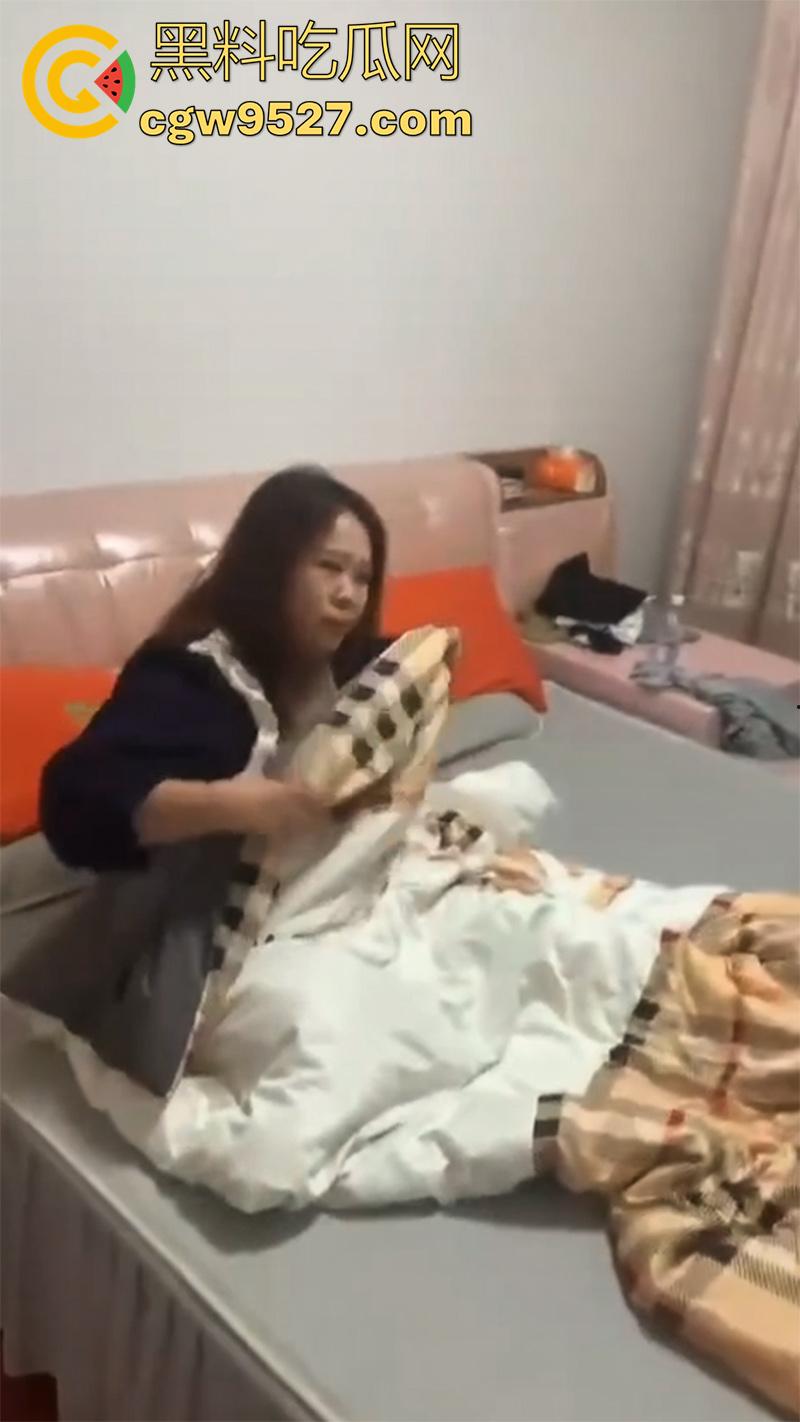 矮胖妞出轨找情夫，被老公带人回家捉奸，奸夫竟也是个小胖，果然丑人多作怪，这种长相的要记住啊！  第1张