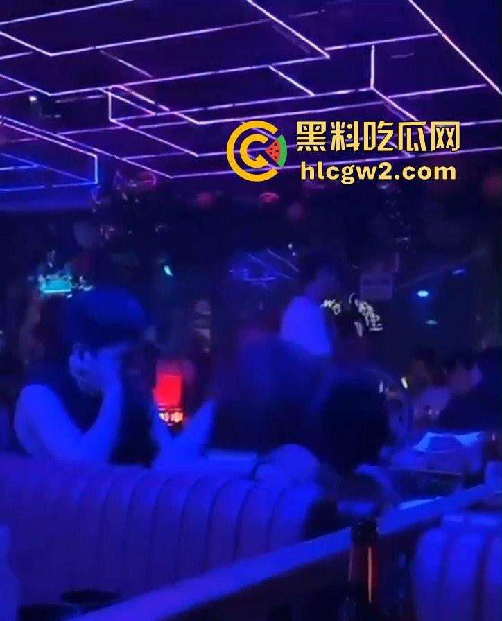 曼谷扶手女『卢依依』骚出天际！酒吧里直接开干，逼像磁铁吸住朋友的鸡儿不放手，瓜友看得亚麻呆住！  第1张