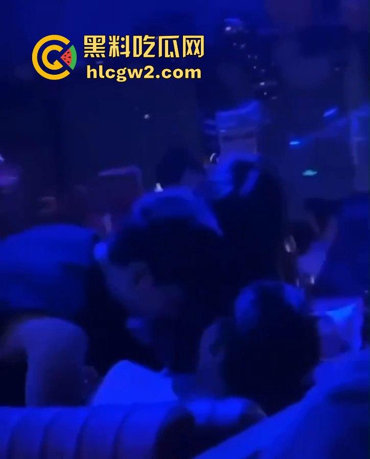曼谷扶手女『卢依依』骚出天际！酒吧里直接开干，逼像磁铁吸住朋友的鸡儿不放手，瓜友看得亚麻呆住！  第4张