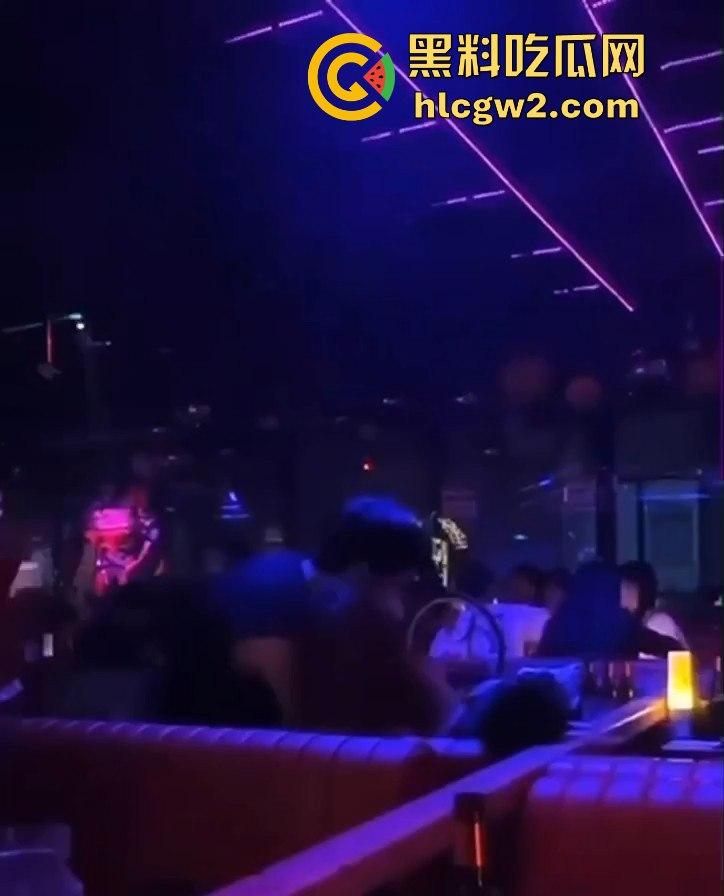曼谷扶手女『卢依依』骚出天际！酒吧里直接开干，逼像磁铁吸住朋友的鸡儿不放手，瓜友看得亚麻呆住！  第7张