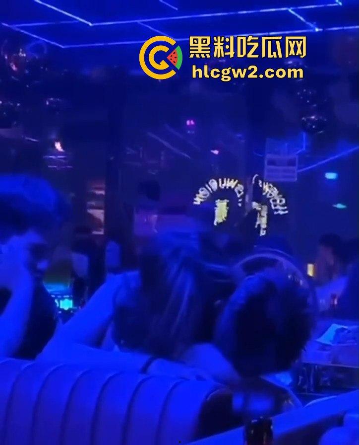 曼谷扶手女『卢依依』骚出天际！酒吧里直接开干，逼像磁铁吸住朋友的鸡儿不放手，瓜友看得亚麻呆住！  第9张