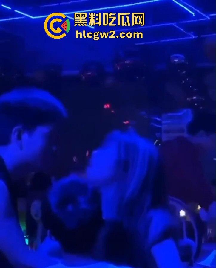 曼谷扶手女『卢依依』骚出天际！酒吧里直接开干，逼像磁铁吸住朋友的鸡儿不放手，瓜友看得亚麻呆住！  第12张