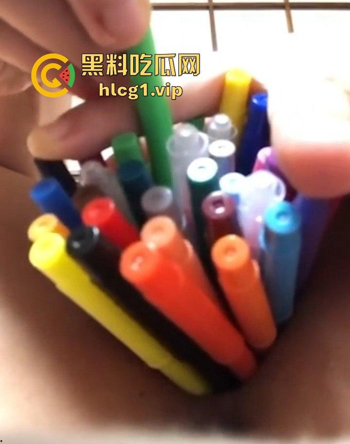 变态妹子虐逼无底线！逼拔罐、马桶刷插、针线缝逼，这逼跟着她辈子算是倒了大霉！  第6张