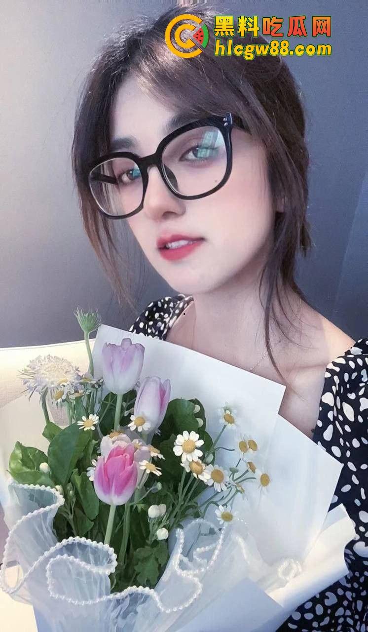 新疆乌鲁木齐财经学院『夏赫曼古丽』混血眼镜婊被颜射满脸,鸡巴吃得香喷喷,管他清不清真照吃不误! 第3张 新疆乌鲁木齐财经学院『夏赫曼古丽』混血眼镜婊被颜射满脸,鸡巴吃得香喷喷,管他清不清真照吃不误! 第3张