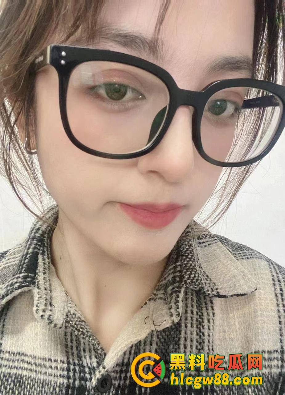 新疆乌鲁木齐财经学院『夏赫曼古丽』混血眼镜婊被颜射满脸,鸡巴吃得香喷喷,管他清不清真照吃不误! 第5张 新疆乌鲁木齐财经学院『夏赫曼古丽』混血眼镜婊被颜射满脸,鸡巴吃得香喷喷,管他清不清真照吃不误! 第5张