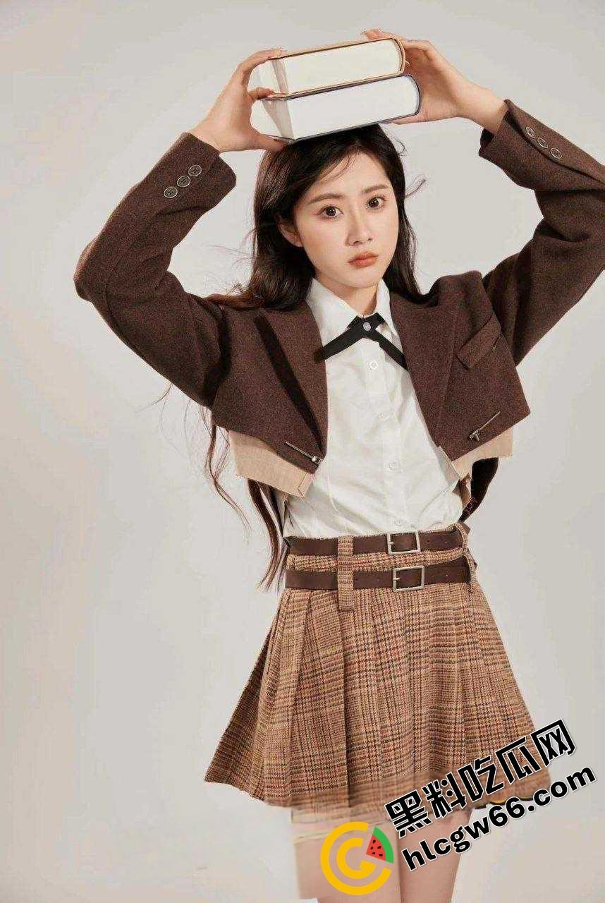 上海美院富家乖乖女【李梦圆】画油画的手拿去撸鸡巴，玉足足交蜜桃臀后入小穴夹得连射三发！  第2张