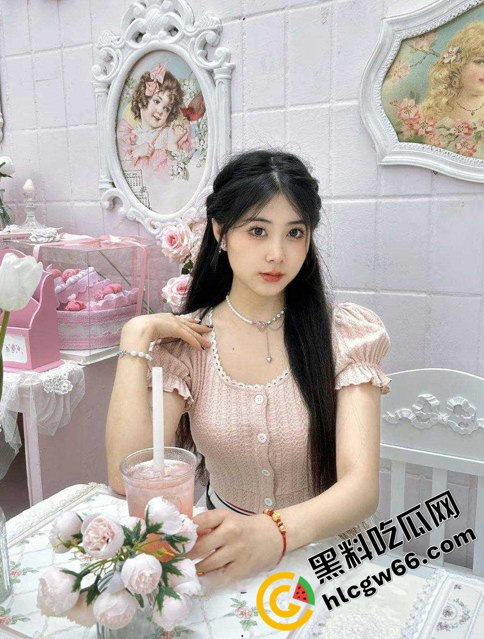 上海美院富家乖乖女【李梦圆】画油画的手拿去撸鸡巴，玉足足交蜜桃臀后入小穴夹得连射三发！  第3张