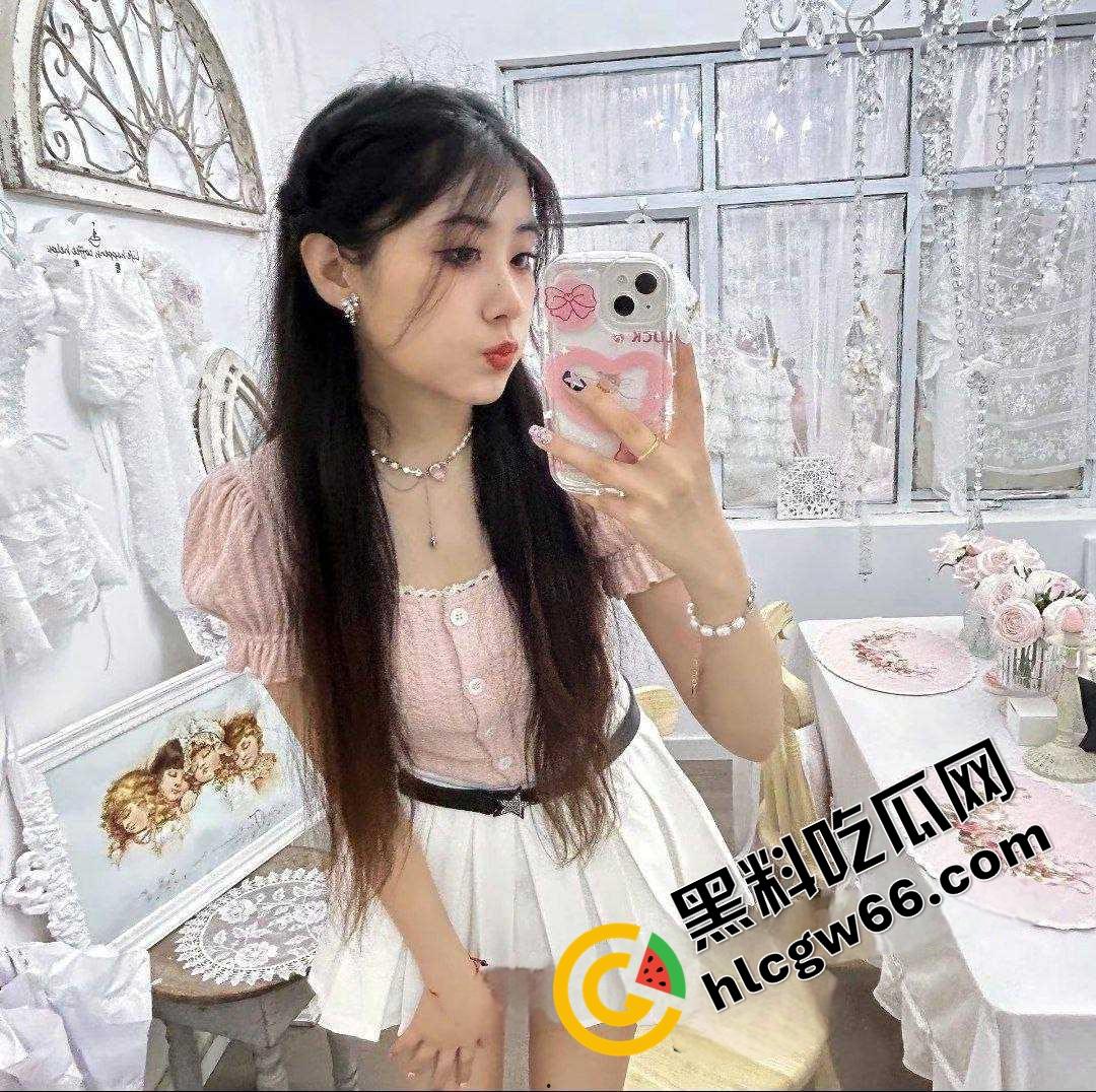 上海美院富家乖乖女【李梦圆】画油画的手拿去撸鸡巴，玉足足交蜜桃臀后入小穴夹得连射三发！  第5张