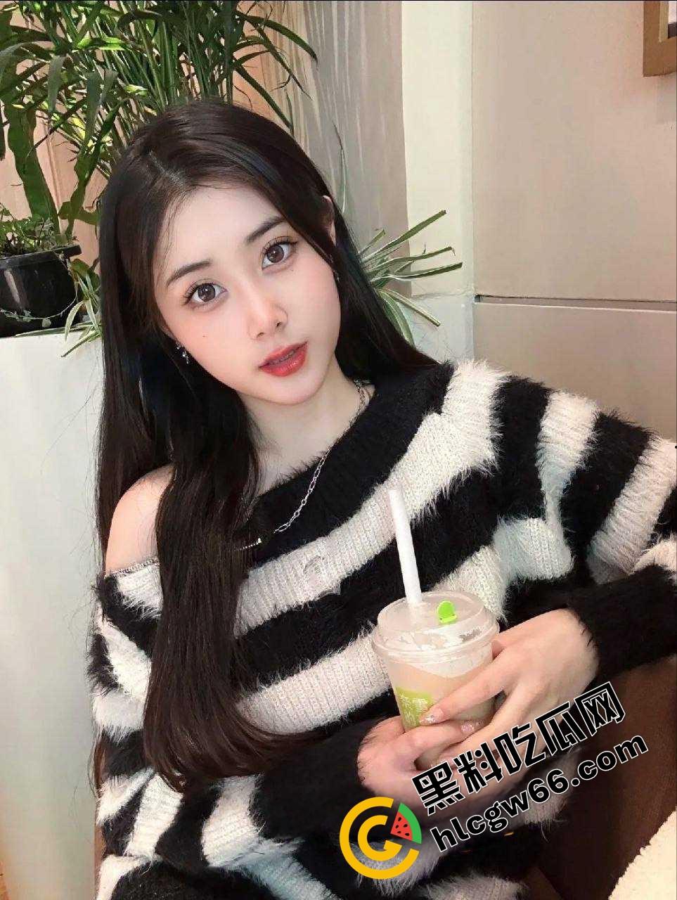 上海美院富家乖乖女【李梦圆】画油画的手拿去撸鸡巴，玉足足交蜜桃臀后入小穴夹得连射三发！  第6张