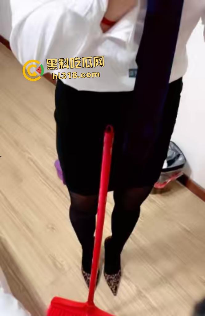 55岁红衣骚妈和儿子在酒店扮演服务员和客人，儿子性欲爆发迫不及待撕烂黑丝后入，还用跳蛋双插爆穴！  第1张