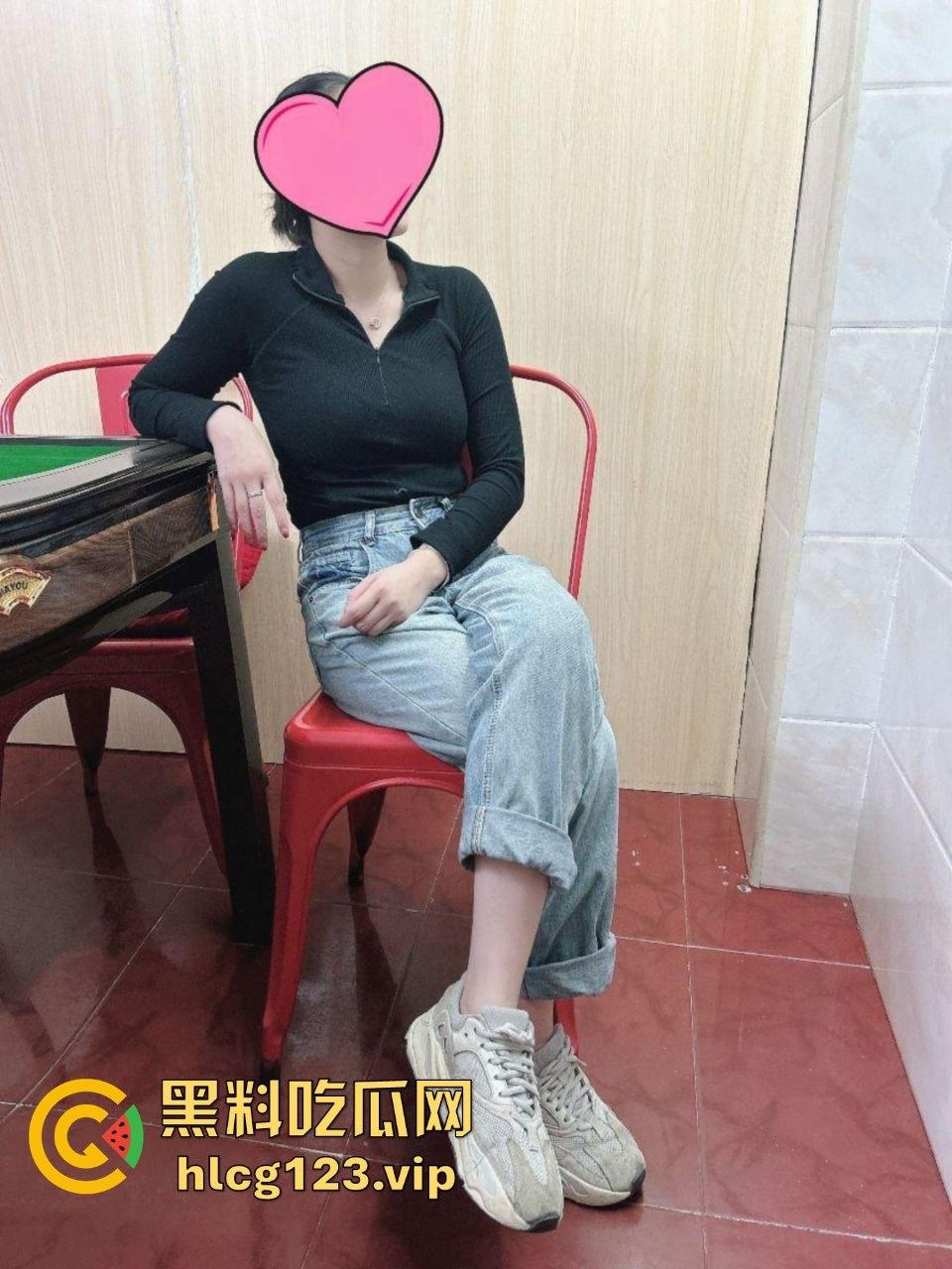 福建眼镜人妻被老公安排得明明白白！单男操个不停，绿帽癖老公撸得飞起，一根鸡巴接一根根本停不下来！  第1张