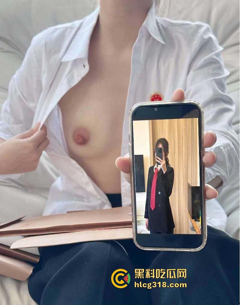 表面是职场精英律师，背后化身极品性感福利姬，黑丝全裸尺度炸天，脱律师服掰臀露穴，反差爆表！  第14张