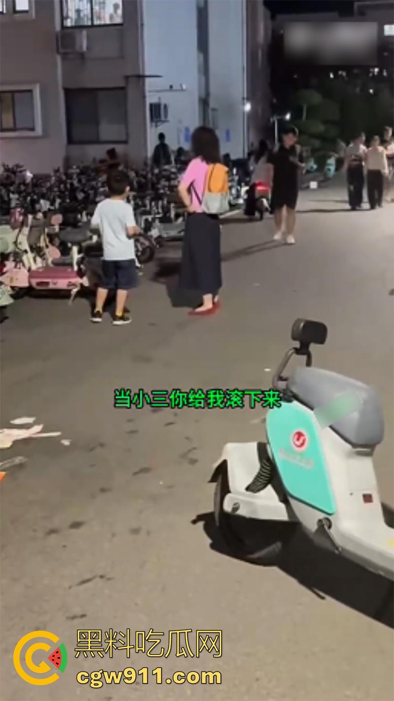 开迈巴赫出轨女大学生，被老婆捉奸喊打，其他学生妹看到大喊：我也想坐！开这车不找学生妹，真是白买了！  第5张