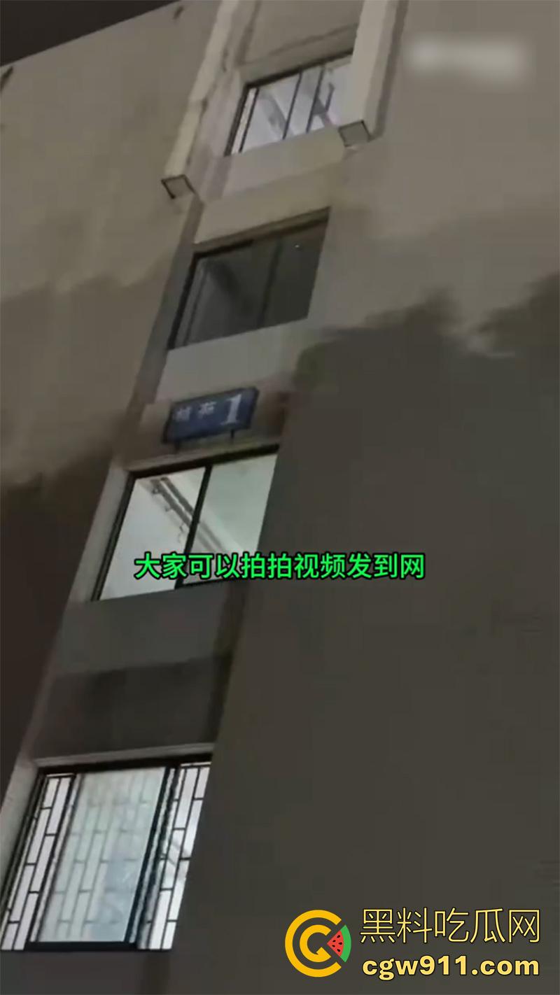 开迈巴赫出轨女大学生，被老婆捉奸喊打，其他学生妹看到大喊：我也想坐！开这车不找学生妹，真是白买了！  第6张