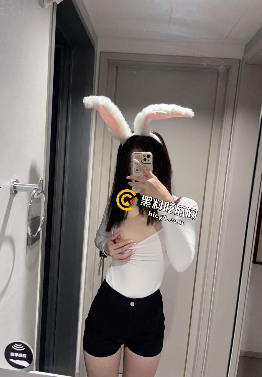 常州大学05年生被调教一年半，终成合格母狗，来到喜来登玩露出尽显 K9 本性！  第8张