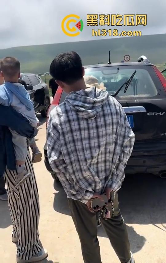 荷叶坪旅游区，怒遇车霸一台车堵了几百台车，手里拿着改锥当武器叫嚣，真是恶人多搞事呗！  第4张