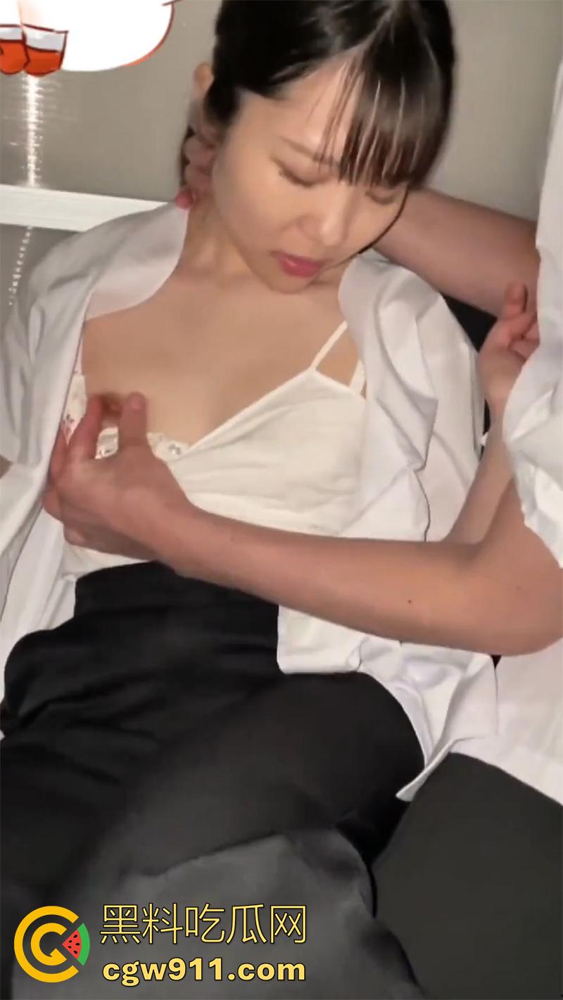 顶级绿帽才是好兄弟！帮兄弟下药灌醉女友，自己录像看着女友被兄弟操，这么漂亮的美女真是白瞎了！  第2张