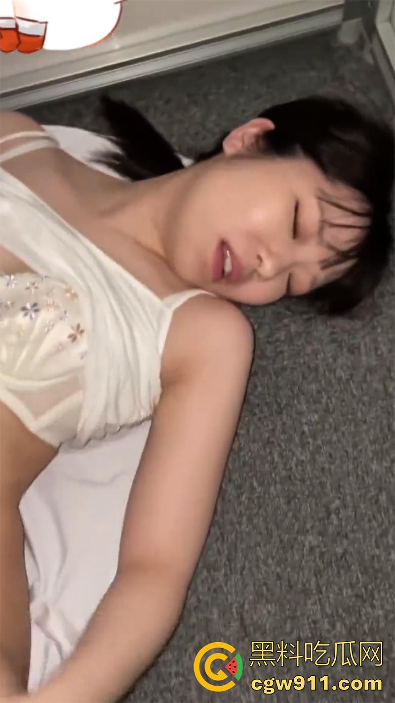 顶级绿帽才是好兄弟！帮兄弟下药灌醉女友，自己录像看着女友被兄弟操，这么漂亮的美女真是白瞎了！  第3张