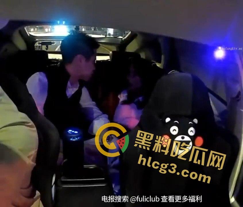 出租车后座福利大赏!情人节去酒店路上,司机淡定接客,吃鸡抠逼漏奶的刺激画面让人目瞪口呆! 第5张 出租车后座福利大赏!情人节去酒店路上,司机淡定接客,吃鸡抠逼漏奶的刺激画面让人目瞪口呆! 第5张