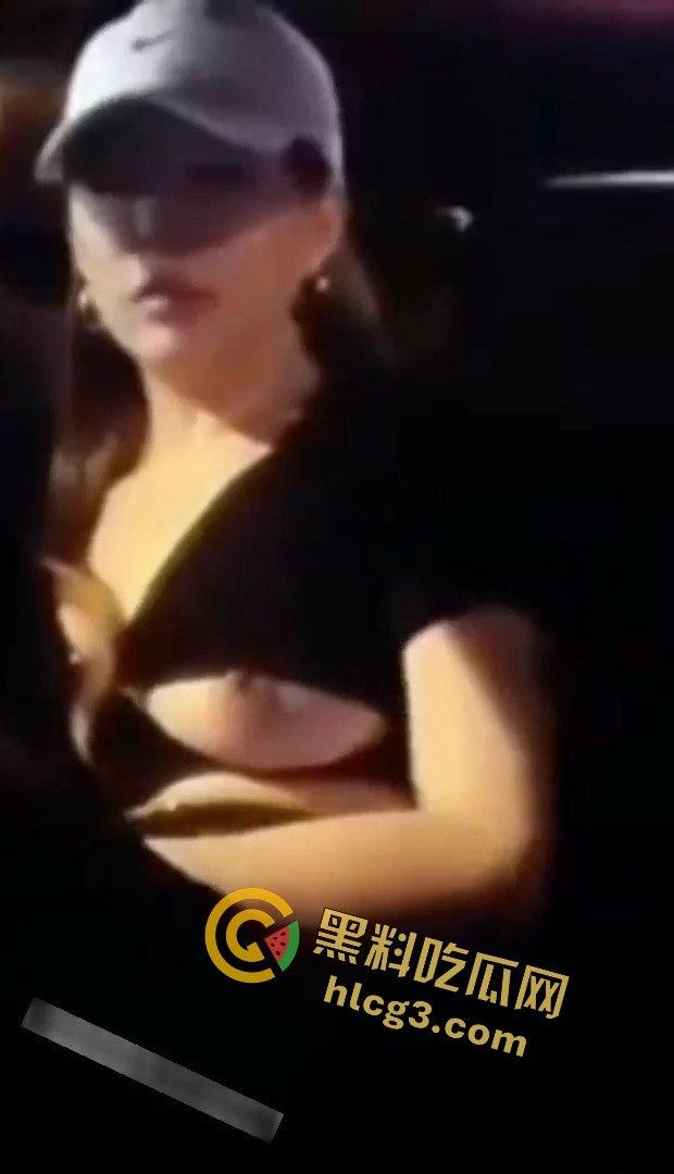 出租车后座福利大赏!情人节去酒店路上,司机淡定接客,吃鸡抠逼漏奶的刺激画面让人目瞪口呆! 第10张 出租车后座福利大赏!情人节去酒店路上,司机淡定接客,吃鸡抠逼漏奶的刺激画面让人目瞪口呆! 第10张