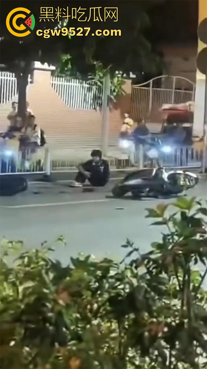 广西柳州鬼火少年，装逼失败翻车现场，自断一臂当场蒙逼，幸亏还留条命，估计再也不敢了吧！  第1张