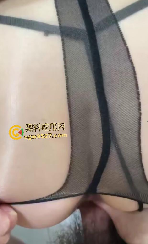 单亲妈妈面具侠口交儿子！化妆穿丝袜诱惑儿子，儿子直接掏出牛子后入内射，这真是一个好妈妈啊！  第7张