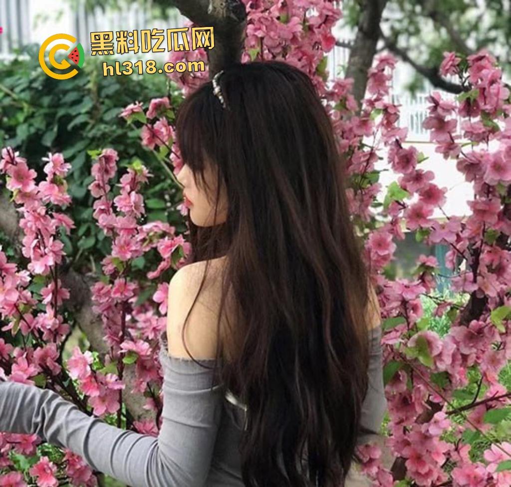 重庆纯欲女大【周雪敏】姨妈刚来完就穿黑丝足交，狂吃鸡巴，传教士榨精后纸接精液！  第1张