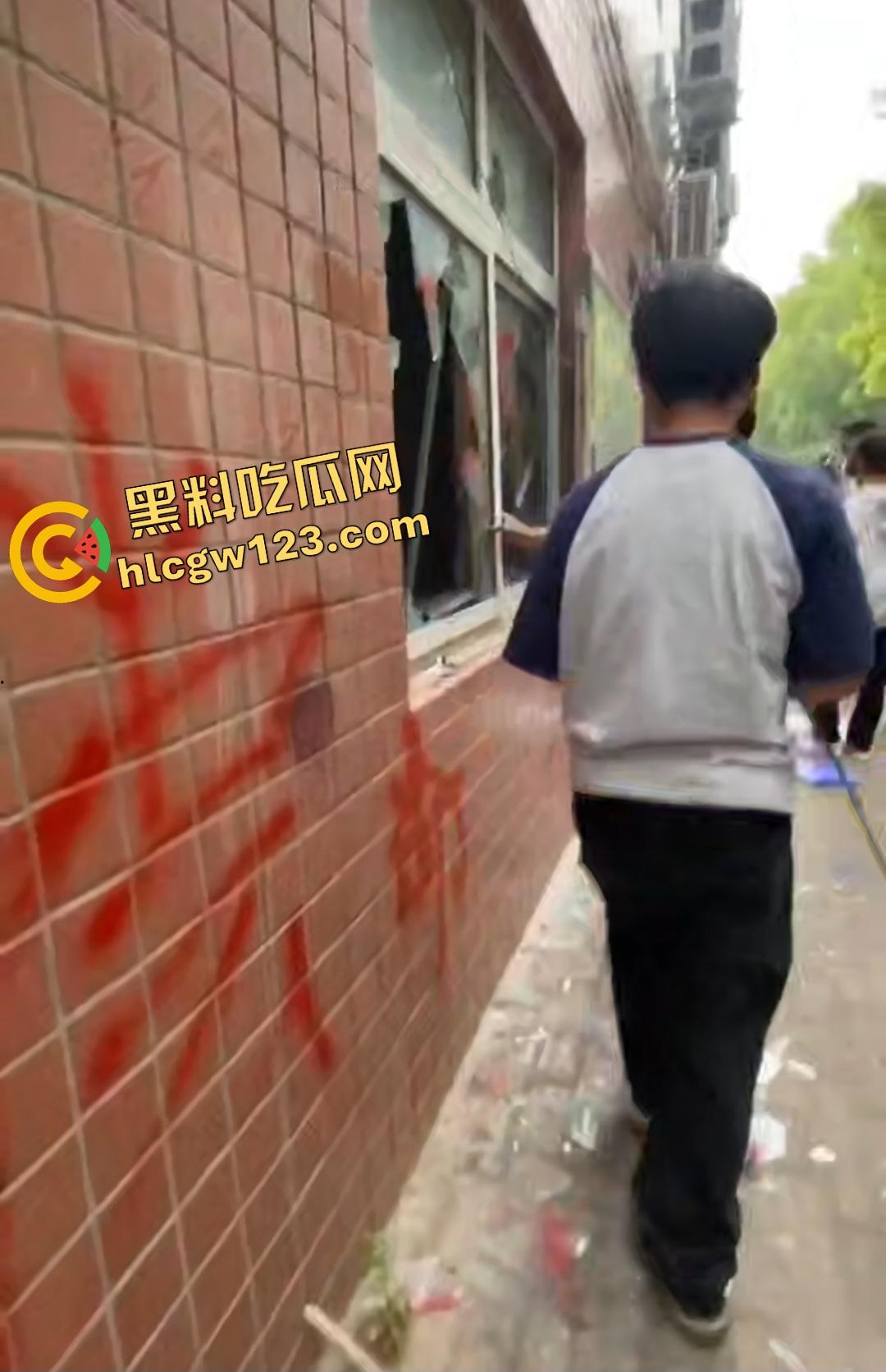 许昌六中【吴怡佳】被班主任嫉妒美貌体罚孤立,恶毒霸凌导致学生跳楼!同学愤怒狂砸学校财产! 第3张 许昌六中【吴怡佳】被班主任嫉妒美貌体罚孤立,恶毒霸凌导致学生跳楼!同学愤怒狂砸学校财产! 第3张