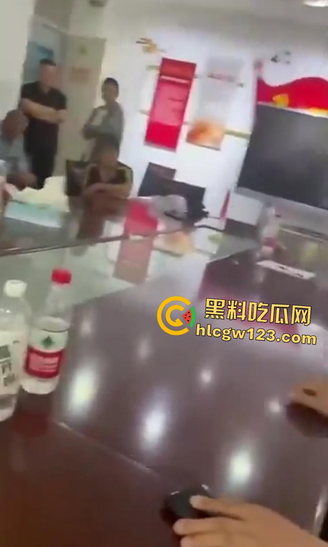 许昌六中【吴怡佳】被班主任嫉妒美貌体罚孤立,恶毒霸凌导致学生跳楼!同学愤怒狂砸学校财产! 第6张 许昌六中【吴怡佳】被班主任嫉妒美貌体罚孤立,恶毒霸凌导致学生跳楼!同学愤怒狂砸学校财产! 第6张