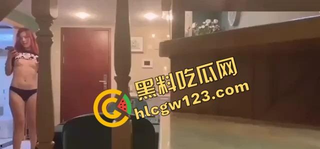 主人命令她勾引外卖小哥，她脱光了他却背过身，饿了么小哥怒斥我只是来送饭的，别搞这出！  第1张