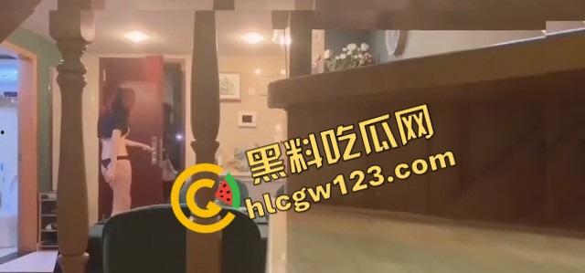 主人命令她勾引外卖小哥，她脱光了他却背过身，饿了么小哥怒斥我只是来送饭的，别搞这出！  第2张