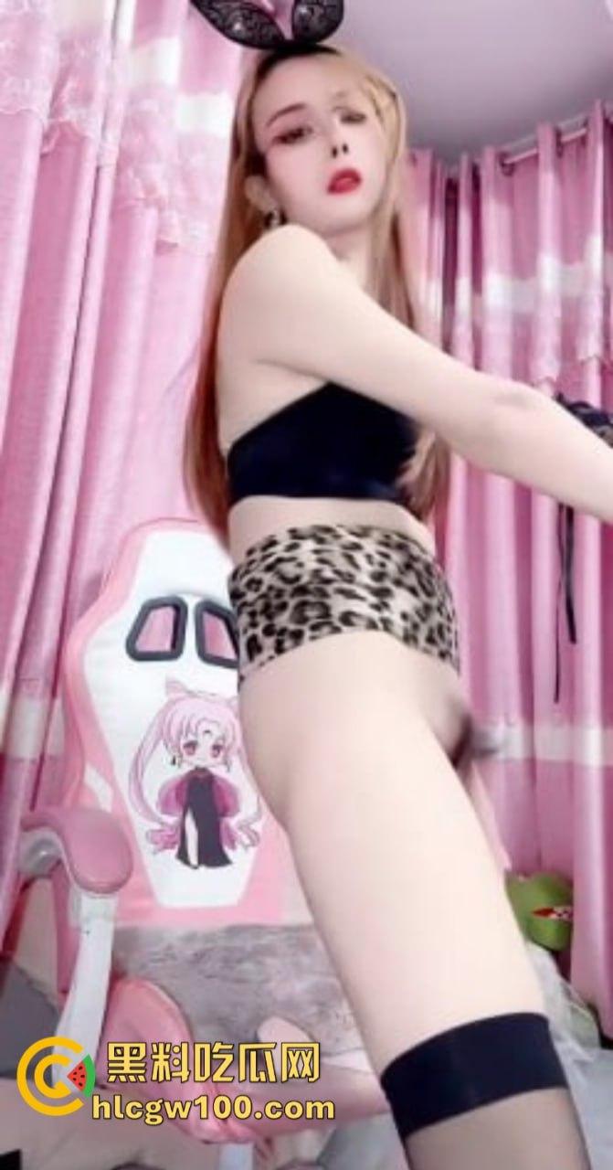 快手10万粉丝网红【桃宝】大尺度1V1私密视频流出！高能定制露出嫩B激情裸舞自插高潮骚叫！  第10张