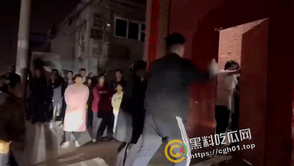 河北定州捉奸大战 被婆婆捉奸车震 带人上门大战 犹如黑帮大战现场 前排吃瓜 第3张 河北定州捉奸大战 被婆婆捉奸车震 带人上门大战 犹如黑帮大战现场 前排吃瓜 第3张