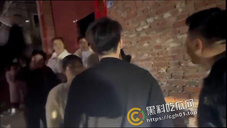 河北定州捉奸大战 被婆婆捉奸车震 带人上门大战 犹如黑帮大战现场 前排吃瓜 第7张 河北定州捉奸大战 被婆婆捉奸车震 带人上门大战 犹如黑帮大战现场 前排吃瓜 第7张