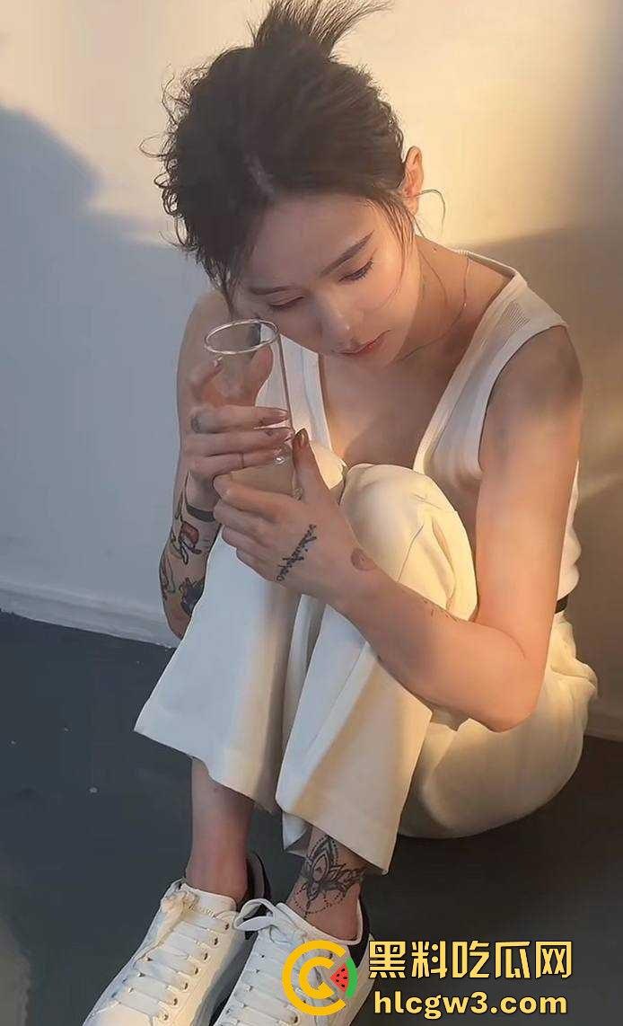 抖音千万粉丝歌手【一支沫z】与北京老头开房视频外泄 跪地舔JB主动开腿挨操 疯狂星期四V我50给你看独家! 第13张 抖音千万粉丝歌手【一支沫z】与北京老头开房视频外泄 跪地舔JB主动开腿挨操 疯狂星期四V我50给你看独家! 第13张