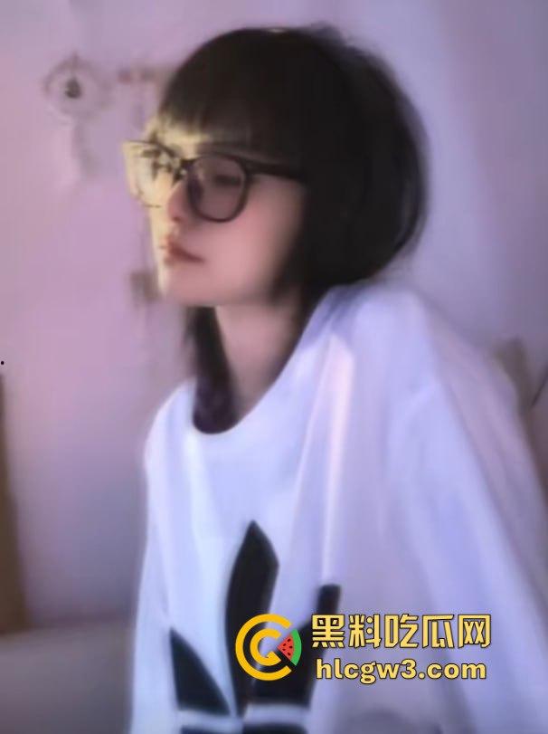 抖音千万粉丝歌手【一支沫z】与北京老头开房视频外泄 跪地舔JB主动开腿挨操 疯狂星期四V我50给你看独家! 第17张 抖音千万粉丝歌手【一支沫z】与北京老头开房视频外泄 跪地舔JB主动开腿挨操 疯狂星期四V我50给你看独家! 第17张