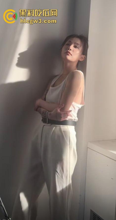 抖音千万粉丝歌手【一支沫z】与北京老头开房视频外泄 跪地舔JB主动开腿挨操 疯狂星期四V我50给你看独家! 第18张 抖音千万粉丝歌手【一支沫z】与北京老头开房视频外泄 跪地舔JB主动开腿挨操 疯狂星期四V我50给你看独家! 第18张