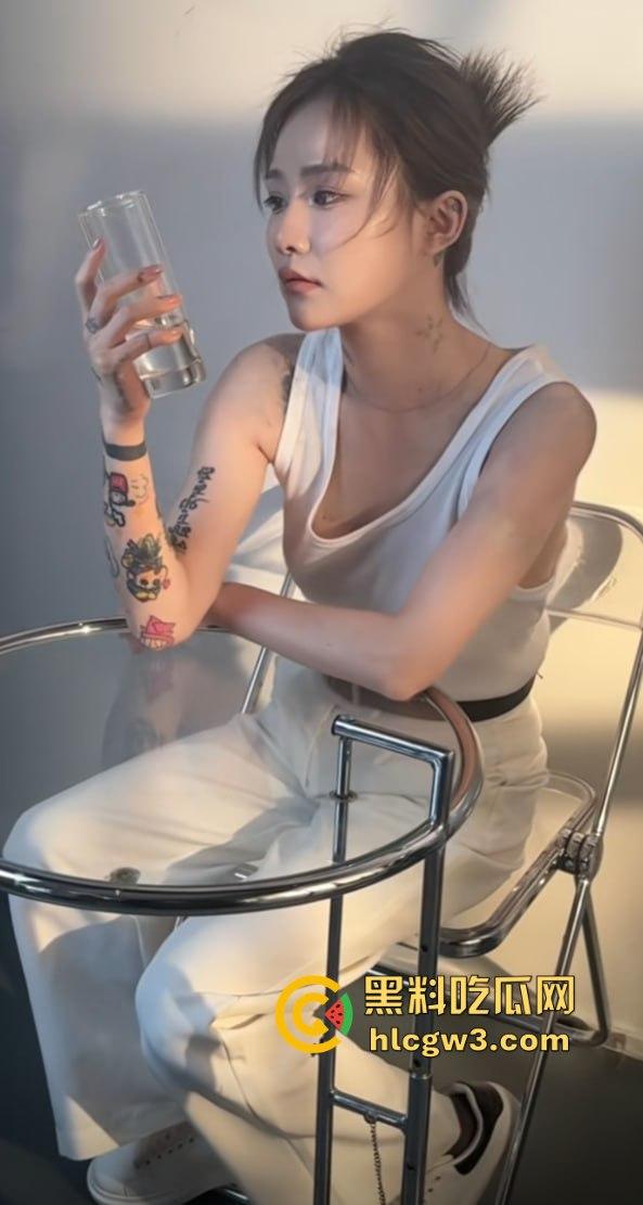 抖音千万粉丝歌手【一支沫z】与北京老头开房视频外泄 跪地舔JB主动开腿挨操 疯狂星期四V我50给你看独家! 第20张 抖音千万粉丝歌手【一支沫z】与北京老头开房视频外泄 跪地舔JB主动开腿挨操 疯狂星期四V我50给你看独家! 第20张