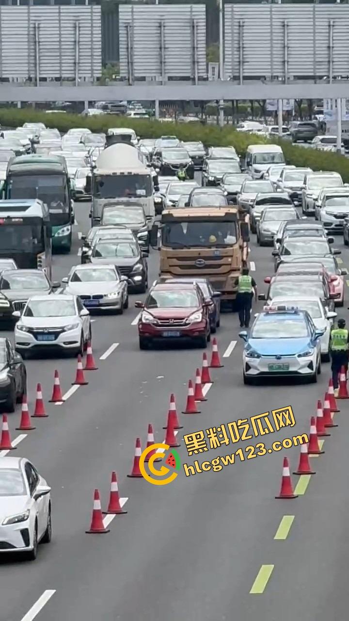 深圳蛇皮摩托哥逆天操作，10个交警围捕失败，全程像跳广场舞，帽子叔叔被耍成陀螺！  第2张