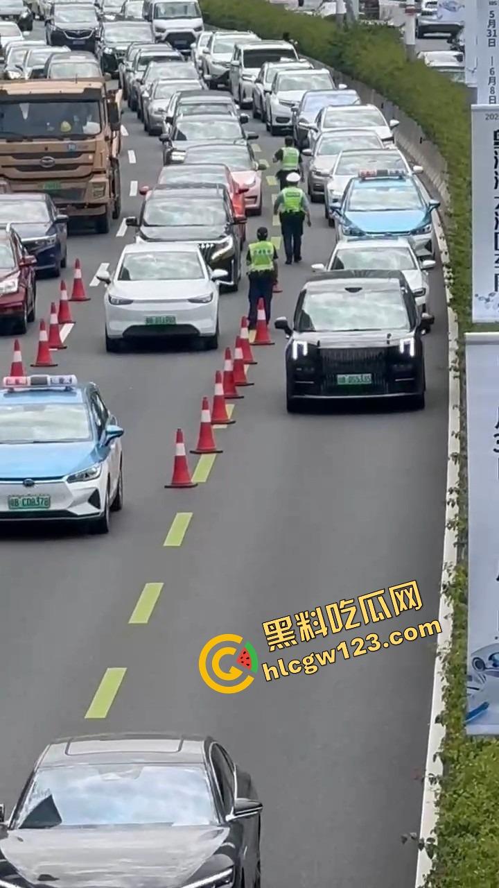 深圳蛇皮摩托哥逆天操作，10个交警围捕失败，全程像跳广场舞，帽子叔叔被耍成陀螺！  第3张