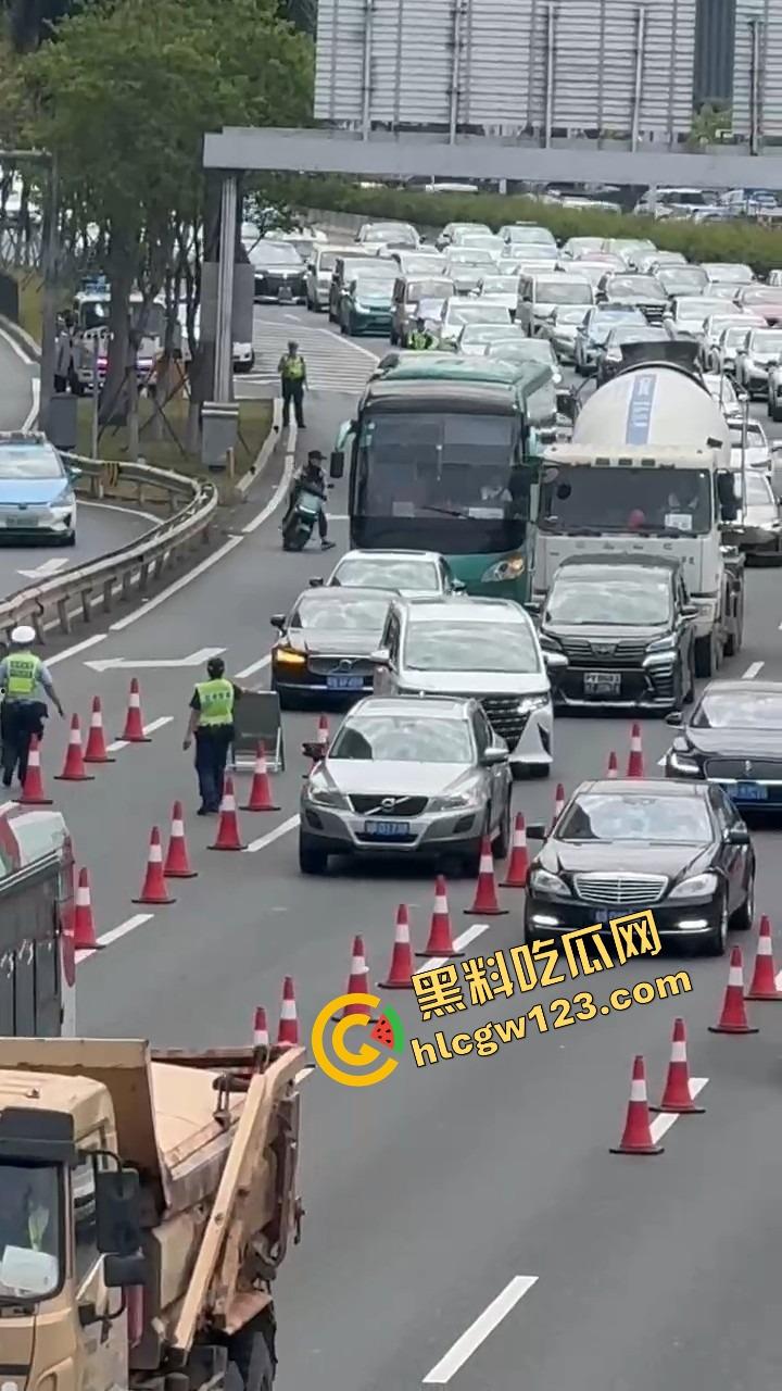 深圳蛇皮摩托哥逆天操作，10个交警围捕失败，全程像跳广场舞，帽子叔叔被耍成陀螺！  第6张