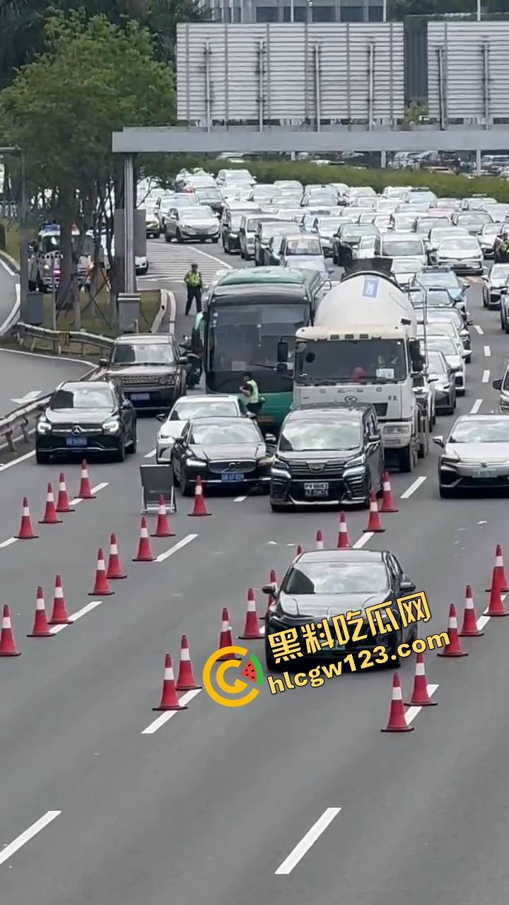 深圳蛇皮摩托哥逆天操作，10个交警围捕失败，全程像跳广场舞，帽子叔叔被耍成陀螺！  第9张